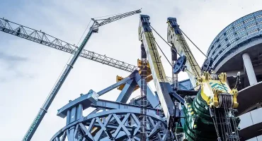 cranes-in-use-in-santiago-bernabeu-stadium-redevel-2026-03-20-02-06-45-utc 1 (1)